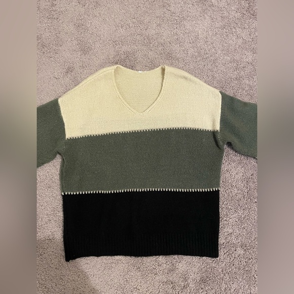 Sweater, size large, with gold threading - Picture 2 of 3